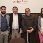 Fotograf�a de los participantes en el acto. De izquierda a derecha: Francisco Leira (secretario de redacci�n), Juan Manuel Buj�n, director del Liceo, Fr. Jos� Antonio Casti�eira, Ministro Provincial de la Provincia Franciscana de Santiago, y Miriam Elena Cort�s, coordinadora del n�mero.