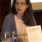 Primer plano de la coordinadora del n�mero, con un ejemplar del mismo, la Dra. Miriam Elena Cort�s.